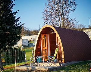 Ontspan op het terras van Vakantiehuisjes Pommier Rustique, gelegen in de prachtige Ardennen, Durnal, Belgi.