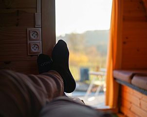 Uitzicht vanuit de binnenruimte van Vakantiehuisjes Pommier Rustique in Durnal, omgeven door de Ardennen, Belgi.