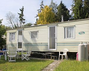 Ruim terras bij Vakantiehuisjes Pommier Rustique in Durnal, ideaal voor een ontspannen vakantie in de Ardennen, Belgi.