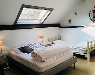 Lichte zolderkamer in Vakantiewoning-Vresse-sur-semois-chairiere, Chairire, met dakraam en comfortabele bedden.