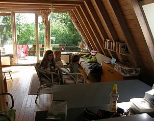 Gezellige binnenruimte van Chalet Dion in Beauraing, Ardennen, met uitzicht op de natuur.