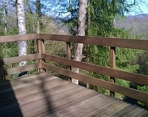 Genieten van de natuur vanaf het terras van Chalet Dion, Beauraing, Ardennen, met uitzicht op de bossen.