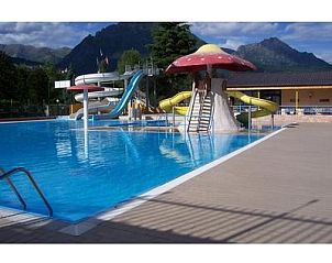 Geniet van waterpret bij Chalet Porlezza aan het Luganomeer, Itali, met een zwembad en glijbanen omringd door bergen.