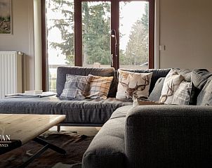 Comfortabele zithoek in Chalet Belmont, Vencimont, Ardennen, Belgi, met uitzicht op de natuur.