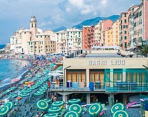 Campingchalet 212 Itali bij Camping River Village in Ameglia, Liguri, met uitzicht op de kleurrijke kustlijn en zee.