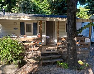 Campingchalet 212 Itali bij Camping River Village in Ameglia, Liguri. Geniet van de veranda omgeven door groene natuur.