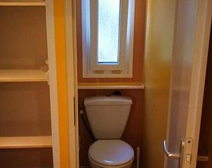 Comfortabele badkamer in Campingchalet 212 Itali, Camping River Village, Liguri. Geniet van een ontspannen verblijf nabij de zee.