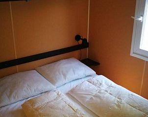 Slaapkamer in Campingchalet 212 in Itali, gelegen in Camping River Village, Ameglia, Liguri. Comfortabele stacaravan bij de zee.