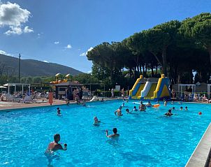 Geniet van het zwembadplezier bij Campingchalet 328 in Liguri, Itali, omringd door natuur en bergen.