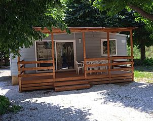 Binnenruimte van Campingchalet 328 in Liguri, Itali, met moderne afwerking en comfortabele voorzieningen in Cinque Terre.