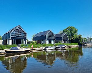 Verblijf 090507 • Vakantiewoning Slotermeer • Luxe vrijstaande 8 persoons Watervilla direct gelegen aan 