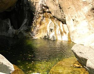 Ontdek de serene rotsformaties bij Vakantiehuisje in Varazze, Liguri, Itali, omgeven door natuurlijke schoonheid.