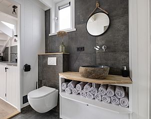Moderne badkamer in Vakantiehuis Harboursuite 2 te Woudsend, Friesland.