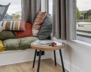 Gezellige zithoek in Vakantiehuis Harboursuite 2, Woudsend, met uitzicht op de natuur.