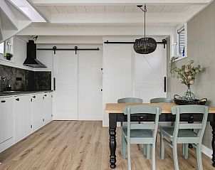 Gezellige keuken in Vakantiehuis Harboursuite 2, Woudsend, met moderne apparatuur.