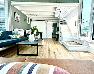 Stijlvolle binnenruimte van Vakantiehuis Harboursuite Woudsend met moderne inrichting, perfect voor een ontspannen verblijf aan het Slotermeer.