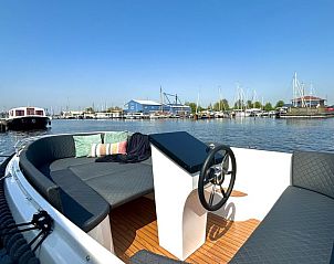 Ervaar de vrijheid op het water met de motorboot van Vakantiehuis Harboursuite Woudsend, gelegen in de prachtige Friese meren.