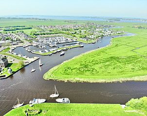 Adembenemend uitzicht op de groene omgeving van Woudsend en het Slotermeer vanuit Vakantiehuis Harboursuite, ideaal voor natuurliefhebbers.