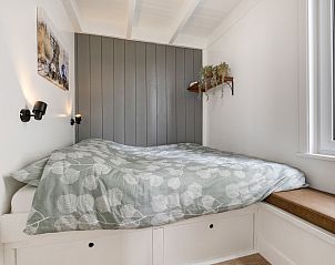 Gezellige slaapkamer in Vakantiehuis Harboursuite Woudsend, perfect voor een goede nachtrust na een dag op het Slotermeer in Friesland.