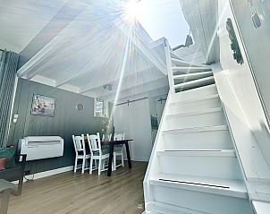 Ruime douche in de badkamer van Vakantiehuis Harboursuite Woudsend, ideaal voor ontspanning na een dag op de Friese meren.