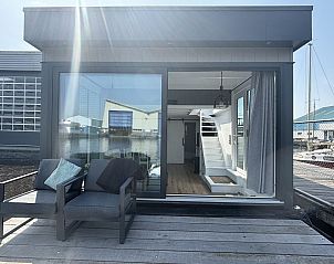 Uitzicht vanaf het terras van Vakantiehuis Harboursuite Woudsend, met directe toegang tot het water en de motorboot.