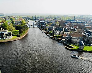 Romantische zonsondergang boven het Slotermeer, gezien vanuit Vakantiehuis Harboursuite Woudsend, perfect voor een avondwandeling.