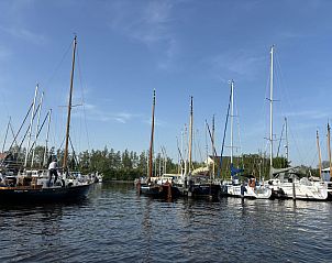 Rustige waterwegen in Woudsend, perfect voor boottochten vanuit Vakantiehuis Harboursuite, gelegen aan het Slotermeer.