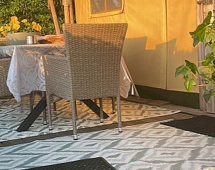 Vakantiehuisje in Woudsend, gezellige veranda met eettafel voor ontspannen momenten bij de Friese meren.