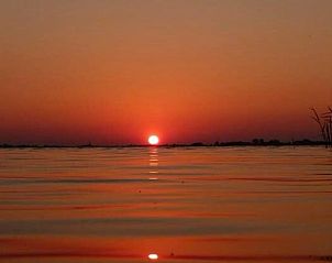 Vakantiehuisje in Woudsend, adembenemende zonsondergang over het Slotermeer bij de Friese meren.