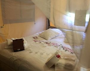 Vakantiehuisje in Woudsend, knusse slaapkamer met romantisch beddengoed in de lodge bij Slotermeer.