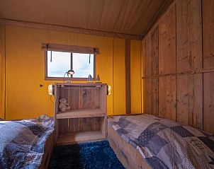 Vakantiehuisje in Woudsend, lichte slaapkamer met twee bedden in de lodge bij de Friese meren.