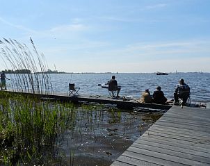 Vakantiehuisje in Woudsend, ontspannen vissen aan de steiger bij het Slotermeer in de Friese meren.