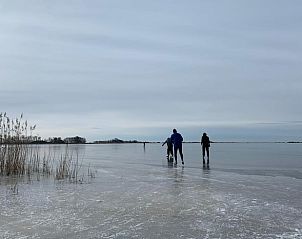 Vakantiehuisje in Woudsend, schaatsplezier op het ijs van de Friese meren bij Slotermeer.