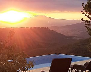 Genieen Sie atemberaubende Sonnenuntergnge im Ferienhaus in Acquapendente, Latium, mit Panoramablick vom Pool.