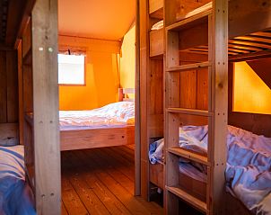 Gezellige slaapkamer in Safaritent met sanitair in Tintigny, Ardennen, Belgi. Perfect voor een glampingervaring in de natuur.