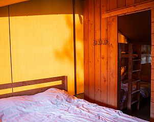 Gezellige slaapkamer in Safaritent + sanitair in Tintigny, Ardennen, Belgi. Geniet van comfort en natuur in deze unieke glamping lodge.