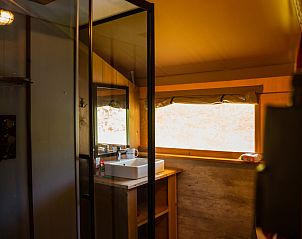 Binnenruimte van Safaritent + sanitair in Tintigny, Ardennen, Belgi met moderne badkamer en natuurlijke lichtinval.