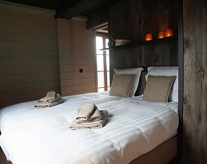 Comfortabele slaapkamer in Huisje in Mormont, vakantiehuis in de Ardennen, Belgi, met luxe beddengoed en sfeervolle verlichting.