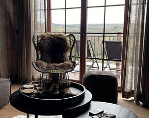 Stijlvolle binnenruimte van Huisje in Mormont, vakantiehuis in Mormont, Ardennen, met knusse zithoek en uitzicht op de omgeving.