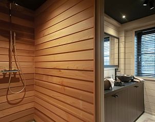 Moderne badkamer in Huisje in Mormont, vakantiehuis in de Ardennen, Belgi, met houten afwerking en ruime inloopdouche.