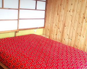 Comfortabele slaapkamer in Huisje in Mormont, vakantiehuis in de Ardennen, met houten interieur in Ereze, Luxemburg, Belgi.