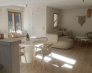 Gezellige binnenruimte van Huisje in Marche en Famenne, vakantiehuis in de Ardennen, Belgi, met moderne inrichting en veel natuurlijk licht.