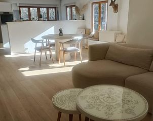 Gezellige woonkamer in Huisje in Marche en Famenne, een vakantiehuis in de Ardennen, Belgi, met licht interieur en comfortabele zithoek.