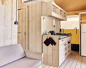 Gezellige keuken in Outback tenthuis, Vignole Mare, Sardini. Ervaar glamping luxe in Itali.