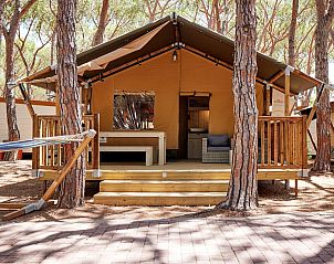 Outback tenthuis in Vignole Mare, Sardini, biedt een rustieke glamping ervaring te midden van de natuur.