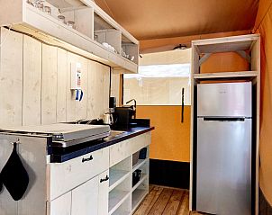 Moderne keuken in Outback tenthuis, Vignole Mare, Sardini met houten afwerking en koelkast.