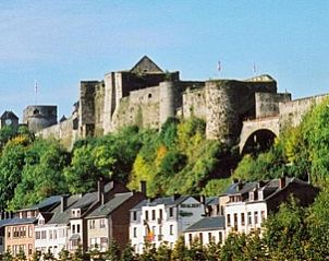 Imposantes Schloss in der Nhe des Ferienhauses Le FRNE in Paliseul, Ardennen, Belgien.