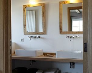 Stijlvolle badkamer in Le Pr du Cerf - Le Noyer, vakantiehuis in Smuid, Ardennen met dubbele wastafel.