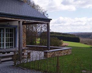 Veranda met uitzicht op de natuur bij Le Pr du Cerf - Le Noyer, vakantiehuis in Smuid, Ardennen.