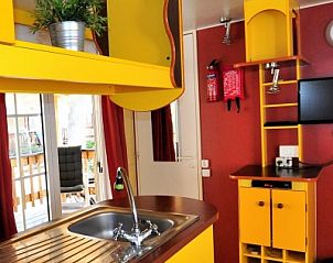 Gezellige keuken in stacaravan, Viareggio, Toscane, met moderne voorzieningen en kleurrijk interieur.